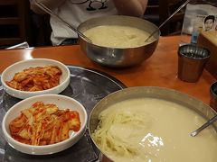 韓国旅の記念すべき第１食目！
『晋州会館』さんのコングクス～♪
２人ともめっちゃ食べたくて（豆乳好き）、期待値も上がる～！
こちらは、オーダーと同時に席でお金を払う前払い制です。
ひとり11000ｗ。
モッチモチの麺に濃厚なスープがかかっています。
供された時の器の大きさに2人でビビりつつ。。
普段、あまりキムチを食べない私ですが、こちらのキムチは大好きに！
シャキシャキした食感のフレッシュなキムチって感じ。
あんなにおなかが空いてたのに残念ながら完食は出来ませんでした（泣）