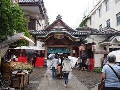 入谷鬼子母神（真源寺）

江戸三大鬼子母神の一つとして知られ、「恐れ入谷の鬼子母神」ともいわれます。
満治２年(1659)、静岡県沼津の光長寺の第２０世・日融上人が建立、開基。
鬼子母神像は、光長寺の開基である彫刻の名手・日法聖人が彫られ、日蓮聖人が開眼せられたものと伝わります。
「恐れ入谷の鬼子母神」と言われる由来は、「江戸時代、大名家の奥女中が腰に腫れ物ができ医者に見放されてしまったが、入谷鬼子母神に21日間の願をかけお参りをしたところ、満願の日の帰りに、橋でつまづいて欄干に腰を打ち付けてしまったことで、腫れ物の口が破れて膿が出て全治した」という話を狂歌師が聞き付け、その御利益に恐れ入ったと言うことで「恐れ入谷の鬼子母神」と洒落言葉で言ったのが当時の流行になったものだそうです。