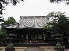 寛永寺

天台宗の別格大本山、本尊は薬師瑠璃光如来（秘仏）。
比叡山延暦寺の根本中堂のご本尊と同じく、伝教大師最澄が自ら彫られたと伝えられています。
寛永2年（1625）、徳川幕府の安泰と万民の平安を祈願するため、江戸城の鬼門）にあたる上野の台地に、慈眼大師天海大僧正によって建立され、2025年には創建400年を迎えます。
後には第四代将軍・?・川家綱公の霊廟が造営され、将軍家の菩提寺も兼ねるようになり、また東叡山主を皇室から迎えた（輪王寺宮）ことで、江戸時代には格式と規模において我が国随一の大寺院となりましたが、幕末の上野戦争により、敷地の大部分が上野公園となりました。（HP参照）