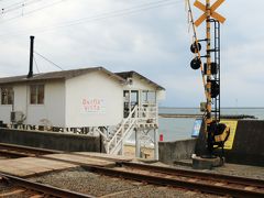 梅津寺駅の線路沿いにはいい感じのカフェもあります