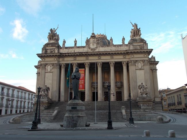 セントロへ戻ってきて<br /><br />チラデンチス宮殿