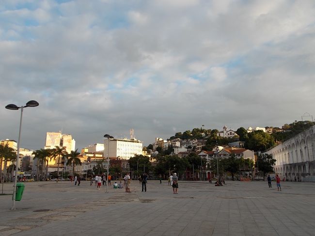 ファベーラの近くで治安悪いので注意・・・<br /><br /><br />歩いている時、テント街を発見<br /><br />写真を撮りたかったけど、<br />見つかったらボコボコにされるのが想像できたので<br />やめました・・・<br /><br />歩いて通り過ぎるだけでも襲われないか緊張しました・・・(-_-;)