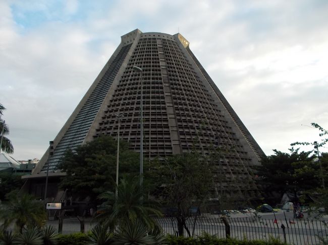 カテドラル・メトロポリターナ<br /><br />教会ですが、この周りにもテント街がありました・・・