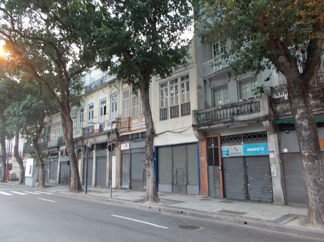 日曜日だからか、ほとんど店が開いていません・・・