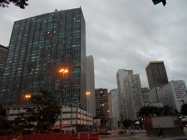 翌日、早朝からバス停に向かいます<br /><br />襲われないように最大限の注意を払います