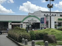 ＪＲ十条駅。
駅前は人影がまばらだが、明るい雰囲気。