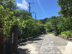 東慶寺。
「縁切り寺」「駆け込み寺」と知られた禅寺。明治時代までは尼寺で当時女性からは離婚できない時代に離婚を望む女性がこの寺に駆け込み２～３年の修業を積むと離婚することができた。