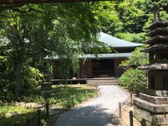 東慶寺本堂。
 昭和10（1935）年に建立したもの。美しい宝形造の屋根を誇る本堂の庭には、 春になるとしだれ桜が花をつける。