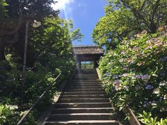 東慶寺山門。
石段の上にある山門は、ようやく人が２人通れるかの小ささ。