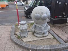 また、はりまや橋のすぐ横にはアンパンマンの石像がありました。