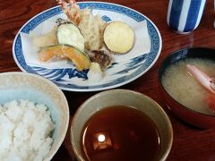 バスで下田港近くまで戻り、いず松陰というお店で天ぷら定食をいただきました。確か1,700円くらいだったと思いますが、ネットやチラシの写真と違いすぎて驚きました。お味噌汁は美味しかったですけど、これで1,700円は高いなぁ。写真と実物が別物・・観光地あるあるでしょうかね。