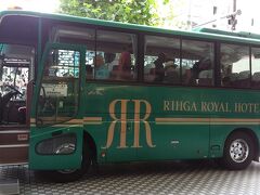 JR高田馬場駅前から出ているシャトルバスに乗って10分ほどでホテルに到着。なかなか品のあるシャトルバスですよね。