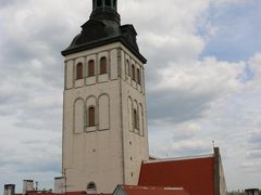 今日もカモメくんがお出迎え（＠＾▽＾＠） ちなみにエストニアの国鳥はツバメ。今年は暑いので、例年よりも長くエストニアに滞在してくれそうだね。
塔はニコラス教会で、13世紀に建てられ、非常時には要塞の役割も果たしてきた。