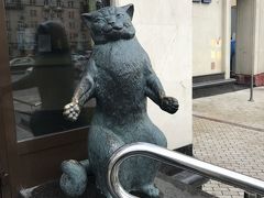 急きょ行くことにしたのは・・・猫のサーカス！
ククラチョフ猫劇場に行きました。
時間もちょうどよかったので。

猫がお出迎えー！