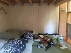 ８月の日曜日、大部屋には私一人！個室！
おもっきり荷物広げてます。。
この小屋はシャワーもあり、超快適でした。