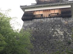 地震直後に頻繁に登場した飯田丸五階櫓は、6月に解体し石垣工事が終わったら再建されるらしい。
最初に現れたのは、未申櫓です。