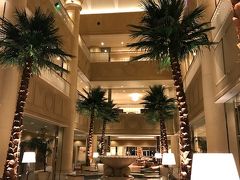 荷物を置きにホテルにショーの前に寄りました。せっかくの家族旅行なので、神戸らしいところを、ということで、メリケンパークのオリエンタルホテルのトリプルを予約しました。（ツインにエキストラベッドを入れてました）
吹き抜けのロビーが素敵。