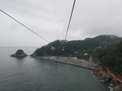 雨は止むどころかひどくなる一方なので、歩く距離が長い太宗台の観光はやめて、松島に向かいました。松島海上ケーブル「釜山エアクルーズ」で、ゴンドラに乗って雨に濡れず海を眺めようという魂胆です。行ってみると運良く雨天運休が解除になったところ。少し並んで乗り込みました。