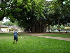 食後はとりあえず、目の前のカピオラニ公園へ。