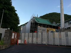 帰り際、箱根富士屋ホテルの隣を通り掛かった。
宮ノ下の信号待ちの間にスナップ撮影。
今年(2018年)4月から耐震･改修工事に入っており、現在は休館中。2020年夏にリニューアルオープンなんだそうな。
箱根のランドマーク的な存在なので、元気に復活して欲しい。

今日も一日箱根の湯を楽しんだ。
小田原で旨い食堂も発見した。
毎回発見があって楽しさも増える。
さて、次は何を見付けようかな。

了