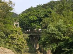 滝に向かう道。
吊橋は結構揺れる。景色はいい。
階段上り下りとかあるのでお年寄りは注意。