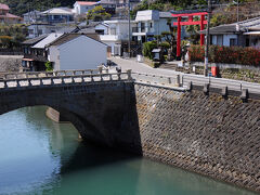 堀川運河沿いに南へと向かう。
すると、左岸に堀川資料館と言う建物があった。
そこからは、油津の象徴とも言える堀川橋が望めた。
その橋の西詰に、赤い鳥居が見えたので、行ってみることに。