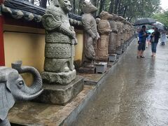 海東龍宮寺にやってきました。相変わらず大雨ですが、頑張ってお参りいたしましょう。まずは十二支の石像にご挨拶。