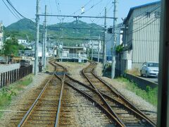 2018.06.16　高浜ゆき普通列車車内
こうして電車１本分のロスタイムを経て（笑）高浜を目指す。三津駅は折り返し設備があるようだ。