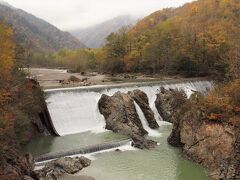 「ピョウタンの滝」
かつて小水力発電所の貯水池を目的とした「農協ダム」でしたが、洪水によって埋没し、このような滝となったもので、「ピョウタンの滝」と名づけられたそうです。

