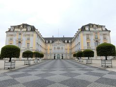 と言っても、駅のすぐ目の前が目的地のアウグストゥスブルク城ですけどね。
ケルン大司教クレメンス・アウグストが建てた豪華な宮殿で、世界文化遺産に登録されています。
内部は外側以上に豪華で、特に階段室はヴュルツブルクのレジデンツで有名なバルタザール・ノイマンが設計しているとこのことで、そりゃあもう華やかだそうです。
って、内部はガイドツアー(所要時間約1時間)でしか見学できないので、あまり興味ないので見てませんけど。
私は、この黄色い外観を一目見たかっただけ！
ガイドツアーは9時からですが、敷地内にはそれ以前でも入れるようです。
ベンチで本を読んでいる学生さんや、犬の散歩をしているおばあさん、ジョギングしているおじさんなど、地元の人にとってはただの広い公園みたい。