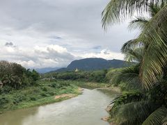 さらに汗だくになったのでナムカーン川沿いのカフェ、ユートピアへ。満席で芋の子洗いというか、転がってる状態にドン引きして早々に退散。我々おっちゃんおばさん世代には良さがわかりませんでした（汗