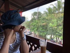 猛烈なスコール。
ゆっくりのんびり雨あがりを待つのが苦にならないのはルアンパバーンだから？