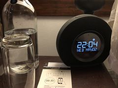 枕元にはJBLのBluetoothスピーカー。小さいのに音がいいんです。静かなJazを聴きながら、おやすみなさい。