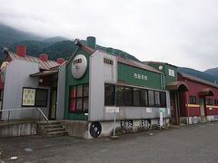 西藤原駅は、2001年に三岐線の開業70周年を記念して駅前公園が整備され、三岐鉄道創業時に新造された蒸気機関車E102号機、ディーゼル機関車DB25号機の車輛2輛が展示されています。駅舎は蒸気機関車が客車を連ねている様子を模した建物です。
