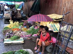 細い路地の両側にお店が並んでいます。店番の子供達。