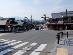 橋を渡ってまっすぐ進みます。琴きき茶屋の「桜もち」が美味しいそうです。