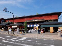 嵐電嵐山駅
2013年に全面改装された商業施設の中に「嵐山駅」の小さな看板があります。