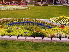 大通公園に着きました。
明日から始まる「花フェスタ 2018」に向けて、カラフルな花壇が完成♪
一足お先に、見物させていただきます。