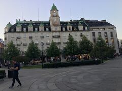 　グランドホテルオスロです。
　ノーベル賞授与式の受賞者が宿泊するホテルです。
　遊び疲れて、ホテルですぐ寝ました。