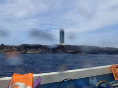 午前中のダイビングは灯台が工事中の残波岬へ。
