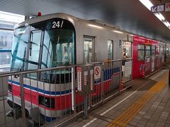 駅で下車。乗ってきた電車は側面に「ITAMI」のデザインされた大阪国際空港仕様の車両でした。