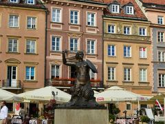 旧市街広場の中央にある人魚像。

コペンハーゲンの人魚像くらいな大きさだけど、女性らしい人魚というよりは勇ましい人魚で、剣や盾を持っています。