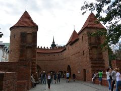 Nowomiejska通りのつきあたりにあるBarbakan（バルバカン）

 バルバカンは、赤レンガ造りの円形状の砦で、ヨーロッパでも珍しく3ヶ所しか残っていないそう。3ヶ所のうち2つがポーランドで、残りの一つはフランスにあるそうです。