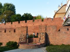 旧市街を囲む赤レンガの城壁。