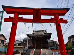 天空橋を渡って羽田の散策開始。

南下すると小さな白魚稲荷神社がありました。