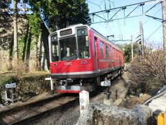 箱根登山鉄道。
踏切でちょうど電車が来ました。
昭和56年登場の、1000形ベルニナ号です。
カシャ！