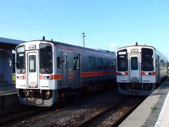 家城駅。

列車がホームに入る際、運動部の学生さんが3人ほどこちらのホームに見えたので、ああここから乗車がありそうだとホッとしたような独占できなくなって残念なような気持ちになりました。
……が、学生さんたちは構内踏切が通れるようになるのを待っていただけで、松阪行きに乗り込んでいってしまいました。あらまあ。