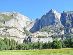 バスを Yosemite Valley Lodge 前で降りてそのあたりをミニトレイル（8:54）

クックス・メドウと呼ばれる草原に出るとアメリカ最大の滝 Yosemite Falls （ヨセミテ滝）が遠望できた

Falls と複数形になっているのは段滝（＝カスケード）になっていて、アッパー滝（落差436m）、カスケード（206m）、及びロウワー滝（97m) と3つに分かれている

上の写真はアッパー滝を写したもので、青空から轟音をたてて落ちてくる姿は迫力があった