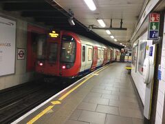 ロンドンの地下鉄は便利です。
タワーホテルからあるいて数分のタワーヒル駅からウィンブルドンに行きます。　