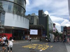 明洞駅から地上に出たところ。繁華街の入口。